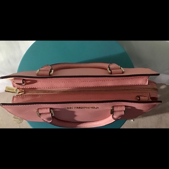 Beautiful MK purse, zipper closure, Selma - Picture 3 of 15